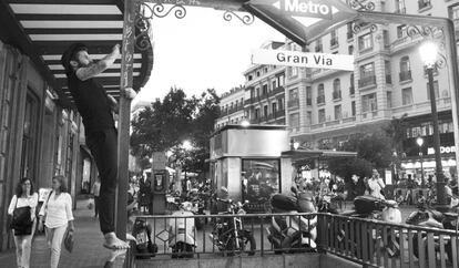 Imagen de Abel Azcona, tomada por la fotógrafa Ana Valiño, perteneciente a la performance 'Caminantes' del artista Abel Azcona realizada en Madrid el 21 de septiembre de 2015.