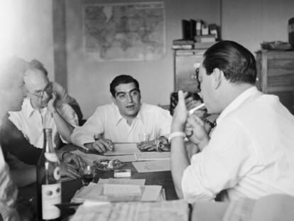 Robert Capa preside en el año 1947 una de las primeras reuniones constitutivas de la agencia Magnum en París.