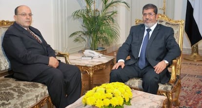 El presidente Morsi y el nuevo fiscal general, Talaat Ibrahim Abdallah.