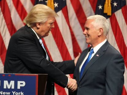 Donald Trump saluda a Mike Pence.