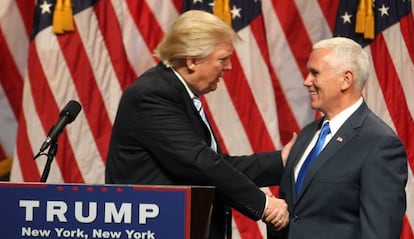 Donald Trump saluda a Mike Pence.