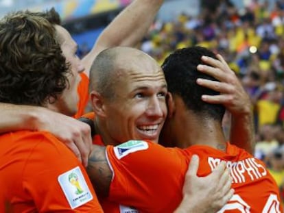 Depay comemora seu gol com Robben e Blind.