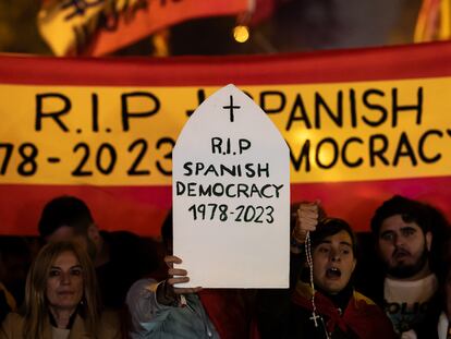 Manifestantes cerca de la sede del PSOE, en la calle madrileña de Ferraz, el jueves.