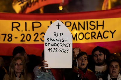 Miles de personas se han concentrado frente a la sede del PSOE en Ferraz por decimocuarta jornada consecutiva para protestar contra el pacto alcanzado entre el PSOE y Junts para la investidura de Sánchez.