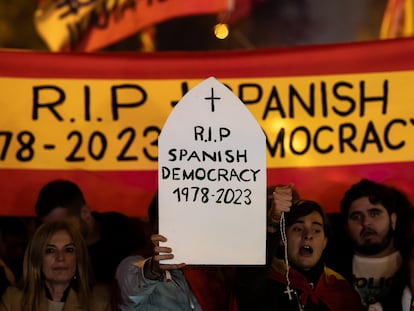 Manifestantes cerca de la sede del PSOE, en la calle madrileña de Ferraz, el jueves.