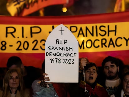 Manifestación junto a la sede del PSOE en Madrid en noviembre de 2023 contra los pactos de este partido para formar Gobierno.