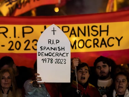 Manifestantes y grupos ultras en una de las concentraciones en las inmediaciones de la sede central del PSOE en Madrid.