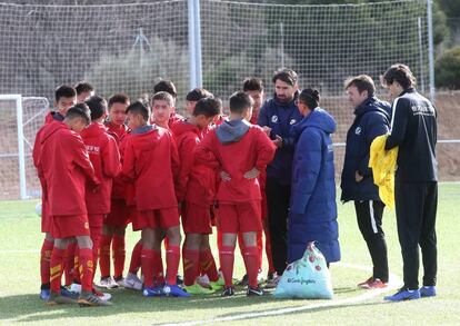 Rubén de la Red da instrucciones a los jugadores del Guangzhou.