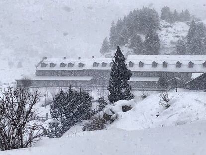 La nevada en la estación de Los Llanos del Hospital, en el Pirineo de Huesca, en alerta amarilla.