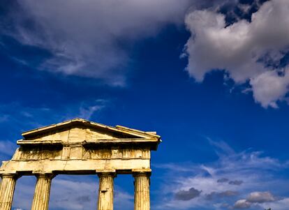 Puerta de Atenea Arquegetis en la ágora romana de Atenas Grecia