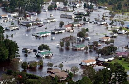 Vista aérea de una zona inundada tras el paso del huracán Florence en Lumberton, Carolina del Norte.