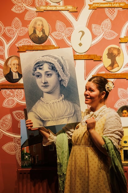 Una guía vestida de época con un retrato de la escritora, en el Jane Austen Centre de Bath.