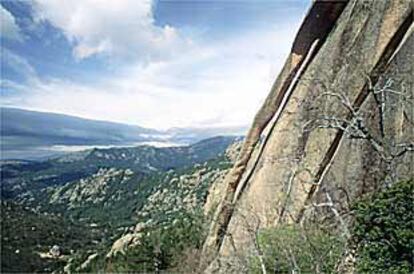 La mole de Peñalarco, también conocida como el<b></b><i> </i><b>Hueso, en La Pedriza.</b>