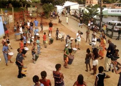 Un momento del rodaje de <i>El milagro de Candeal</i>, en la favela del mismo nombre. Con la cámara, en el centro, Fernando Trueba.