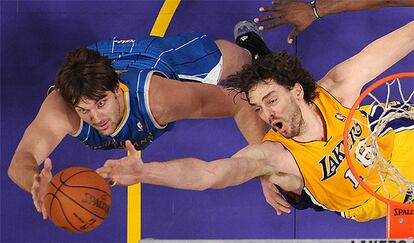 Pau Gasol trata de hacer un tapón a Aaron Gray