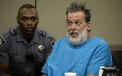 Robert Dear habla con el juez durante la audiencia.