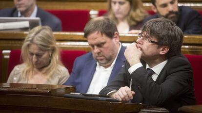 Neus Munte, Oriol Junqueras y Carles Puigdemont en el pleno del &quot;Parlament&quot; del 22 de marzo. 