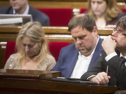 Neus Munte, Oriol Junqueras y Carles Puigdemont en el pleno del &quot;Parlament&quot; del 22 de marzo. 