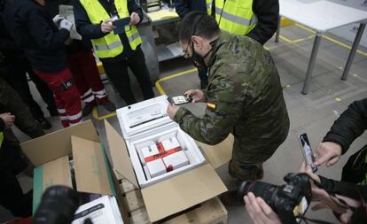 Un soldado toma imágenes de un paquete con algunas de las primeras dosis de la vacuna Pfizer-BioNTech llegadas a España. Esta es la primera entrega de la vacuna a la que seguirán cada lunes partidas de dosis para distribuir entre las comunidades autónomas que, salvo excepciones como Aragón, no han desvelado dónde las guardarán.