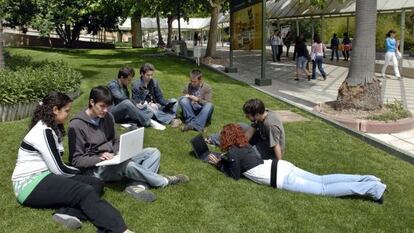 Alumnos en el campus de la Universidad de Ja&eacute;n