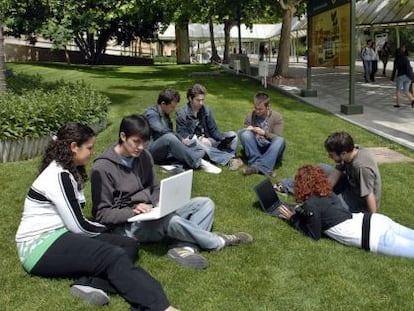 Alumnos en el campus de la Universidad de Ja&eacute;n