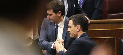 Albert Rivera y Pedro Sánchez se saludan en el Congreso.