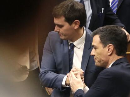 Albert Rivera y Pedro Sánchez se saludan en el Congreso.