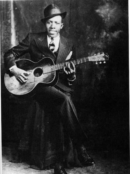  El hombre más influyente del blues murió a los 27 años sin un centavo, con absoluto desconocimiento de su influencia y con una enfurecida legión de maridos celosos alegrándose de su deceso. Así era Robert Johnson (Misisipí, 1911- Misisipí, 1938). Una de las tres causas que se barajan sobre su muerte es que fue asesinado por un hombre despechado después enterarse de que Johnson se había acostado con su mujer. Habría acabado con él a base de ponerle veneno en el whisky. Las otras dos hipótesis sobre su fallecimiento con la sífilis y una neumonía. Johnson solo grabó 29 canciones, la mayoría composiciones suyas, que son hoy la biblia del blues moderno. Los Rolling Stones, Eric Clapton, Muddy Waters, Led Zeppelin o gente más actual como Jack White o The Black Keys le idolatran. Su personal forma de tocar la guitarra y sus letras asombrosamente literarias se estudian en las escuelas de música. Luego está, claro, esa absurda historia de que vendió su alma al diablo en un cruce de caminos para ser el mejor guitarrista del mundo. No, la vida de Johnson ya es lo suficientemente jugosa con la verdad.  En la imagen, una de las pocas fotografías que se conservan de Robert Johnson.