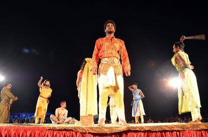El escenario de las obras de Janakaraliya se sitúa en el medio de la audiencia, con el público dispuesto en torno a la escena en 360 grados, en Chilaw (Sri Lanka).