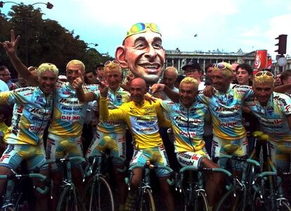 Los componentes del equipo Mercatone Uno celebran el triunfo de su líder, Marco Pantani, tras pintarse todos ellos el pelo de amarillo en la plaza de la Concorde de París, en el Tour conseguido por 'El Pirata' en 1998.