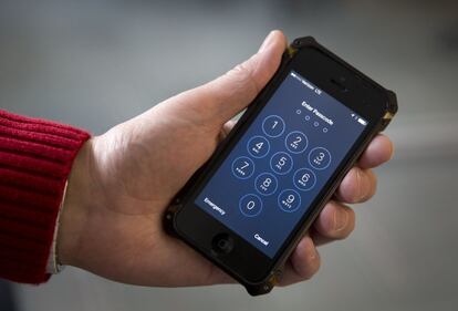 Uno de los modelos de iPhone, con el sistema de seguridad que existe un código de acceso.
