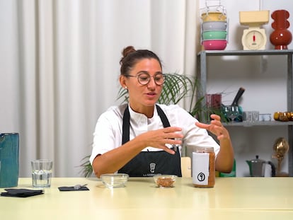 Carlota Claver, chef del restaurante La Gormanda, catando a ciegas lentejas de bote
