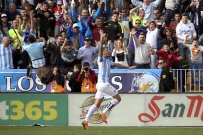 El defensa del Málaga, Raúl Albentosa, celebra el gol del empate 1-1 frente al Real Madrid.