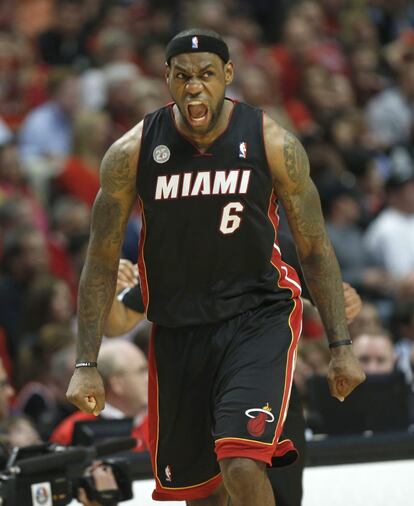 LeBron, de los Heat, celebra una canasta.