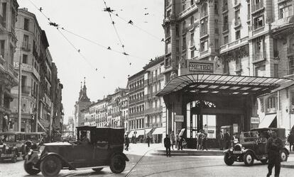 El templete original de Antonio Palacios en la entrada de la estación de metro de Gran vía de Madrid, en 1925.