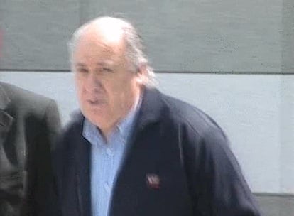 Amancio Ortega, fundador de la firma textil Inditex, dueña de la marca Zara, se coloca entre los 10 hombres más ricos del planeta. En concreto, aparece en el octavo lugar del ranking, con una fortuna estimada por la revista en 24.000 millones de dólares (18.278 millones de euros).