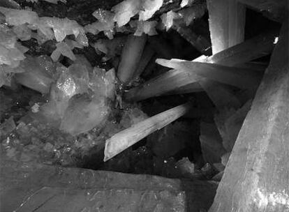 Una persona, rodeada por los cristales de yeso de la mina de Naica.