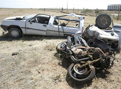 Aspecto de la furgoneta y la moto tras chocar ayer en la CM-3111 en la provincia de Albacete.