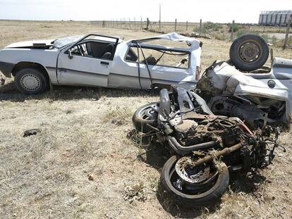 Aspecto de la furgoneta y la moto tras chocar ayer en la CM-3111 en la provincia de Albacete.