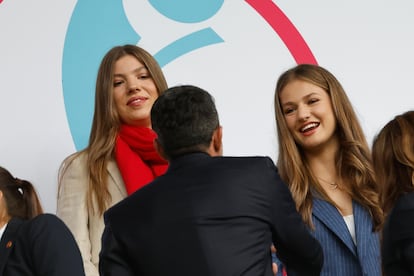 No es la primera vez que la infanta Sofía está en una cita tan importante para el fútbol femenino español. En 2023, acompañó a la reina Letizia en la final del Mundial celebrado en Australia y Nueva Zelanda. "Ojalá repetir lo que viví hace casi dos años con mi madre en Sídney. Eso sería increíble. Es una generación de futbolistas impresionante", ha afirmado minutos antes del comienzo del partido.