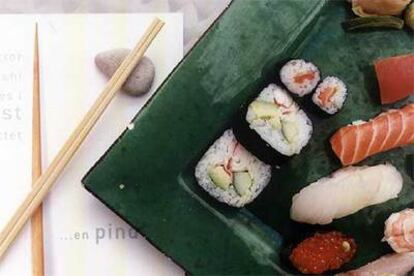 Plato japonés de diferentes tipos de pescado.