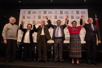 Adolfo Pérez Esquivel, Shirin Ebadi, Lech Walesa, Guillermo Whpei, Rigoberta Menchú Tum y Óscar Arias en Rosario, Argentina.