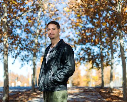 Marc Ferrer, director de 'Reir, cantar, tal vez llorar', cerca de Madrid Río.