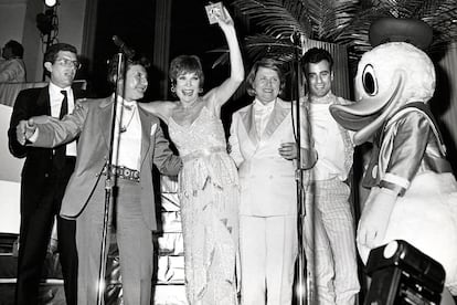Siempre se rodeó de todo tipo de famosos, como Shirley MacLaine. Con este discreto traje (alegrado con un cinturón de fantasía y un colgante) acudió a la fiesta del 50 cumpleaños de la actriz en 1984, al que no faltó ni el pato Donald.