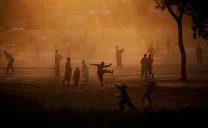 Pakistaníes juegan al cricket en Islamabad, al tiempo que el sol se pone. El cricket es el deporte más popular en el país asiático.