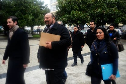 Sina&iacute; Gim&eacute;nez (en el centro) ayer antes de declarar ante el fiscal, en la sede del Tribunal Superior de Xustiza, en A Coru&ntilde;a. 