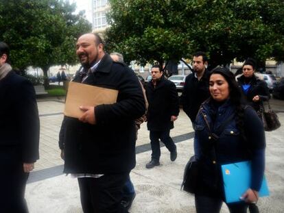 Sina&iacute; Gim&eacute;nez (en el centro) ayer antes de declarar ante el fiscal, en la sede del Tribunal Superior de Xustiza, en A Coru&ntilde;a. 