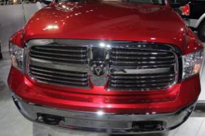 Fotografía tomada el pasado 14 de enero en la que se registró un detalle del "pickup" Ram 1500 del Grupo Chrysler. Varios miles de vehículos de esta clase y modelo 2008 4x4 deberán ser revisados por problemas de alineación en el sistema de dirección. EFE/Archivo