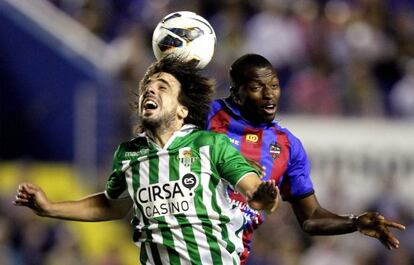 Beñat lucha por el balón con Diop.