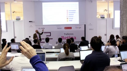 Un asistente toma una fotografía durante una de las exposiciones de que constó el taller.